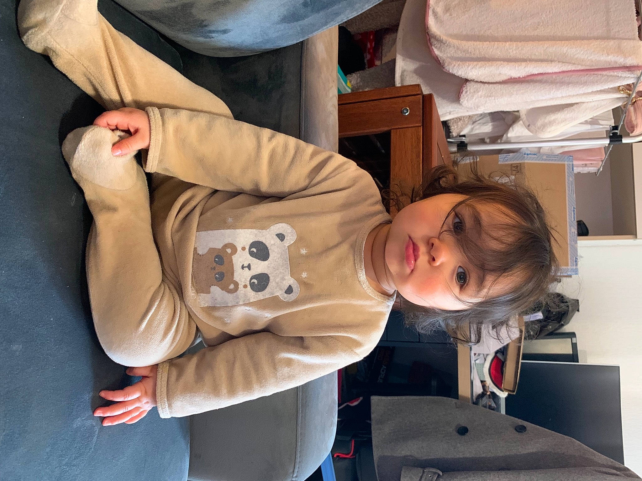 Meï participe au concours pour gagner de l'argent avec cette photo : baby_toddler_clothing, beige, button, cabinetry, clothes_hanger, curious, khaki, person