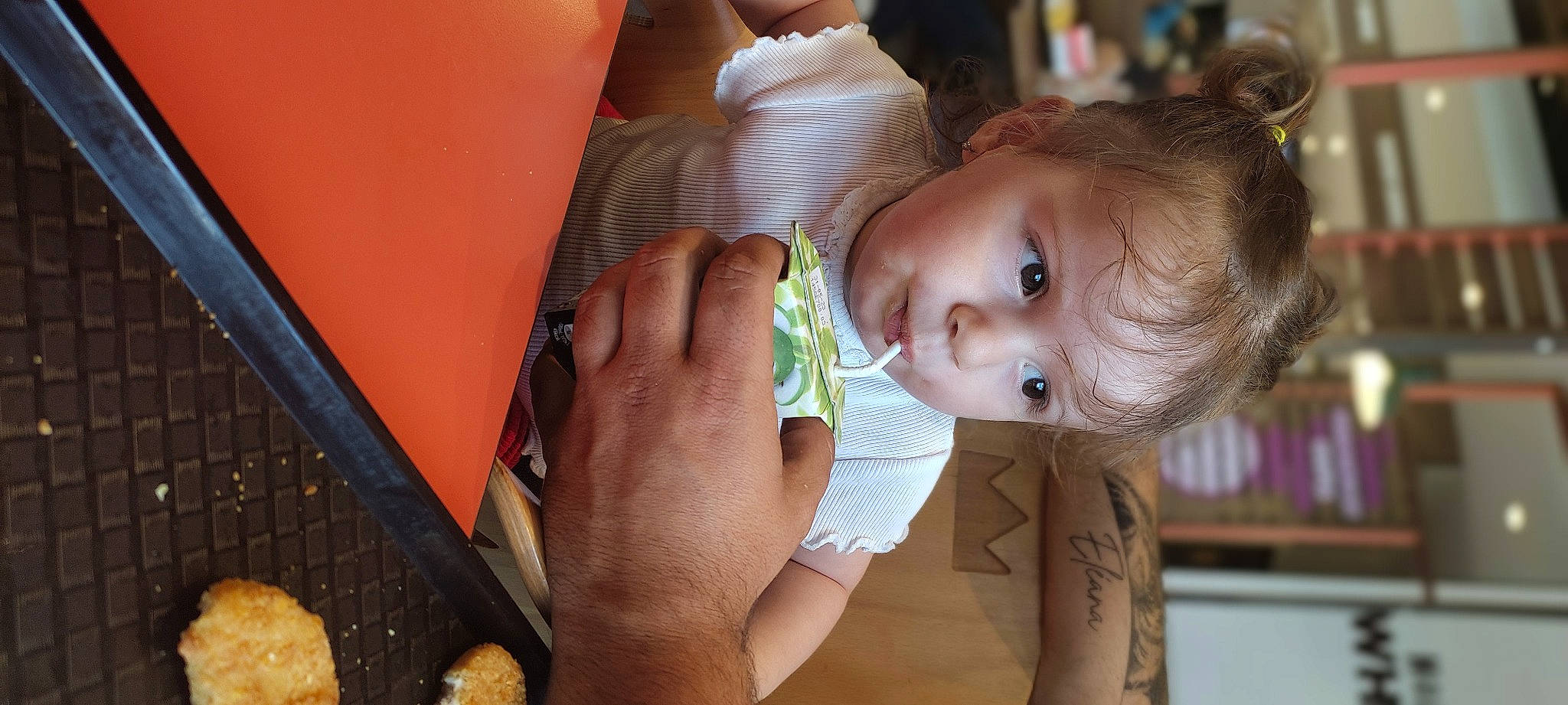 Eléana a rejoint le concours — aidez-le/la à gagner de superbes lots ! arm, baby, beauty, cheek, finger, fun, gesture, hand, happy, head, leisure, lip, mouth, nail, nose, organ, person, skin, smile, thumb