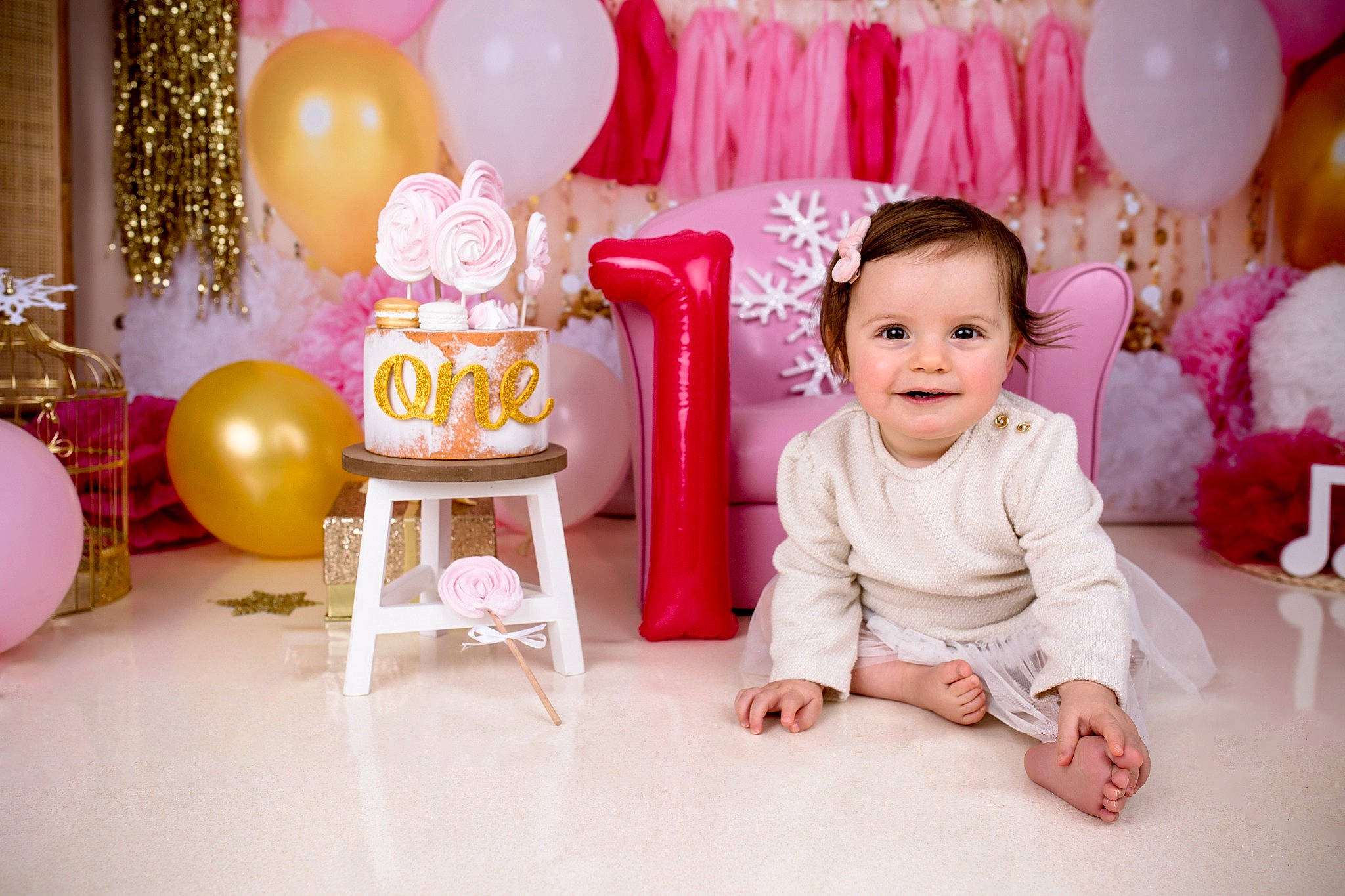 Eléana a rejoint le concours — aidez-le/la à gagner de superbes lots ! baby, baby_toddler_clothing, balloon, child, decoration, event, flooring, fun, happy, joy, light, lighting, magenta, party_supply, person, pink, purple, room, smile, toddler