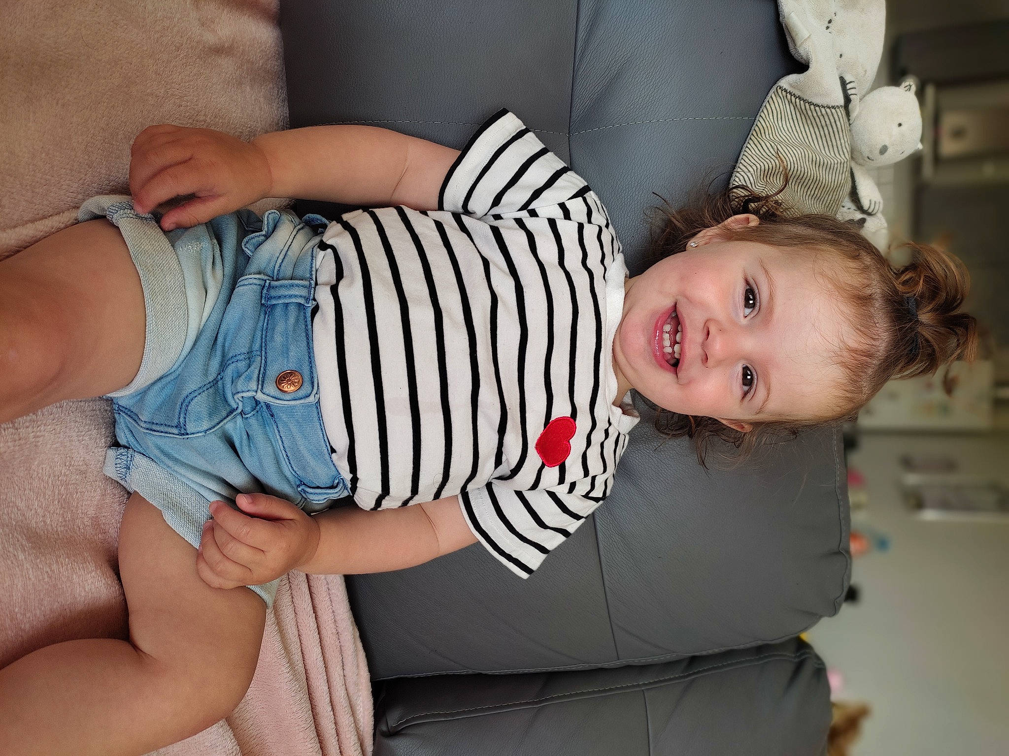 Eléana participe au concours pour gagner de l'argent avec cette photo : arm, baby, baby_toddler_clothing, cheek, comfort, facial_expression, finger, hand, human_body, joint, joy, lap, leg, mammal, mouth, person, product, skin, smile, stomach