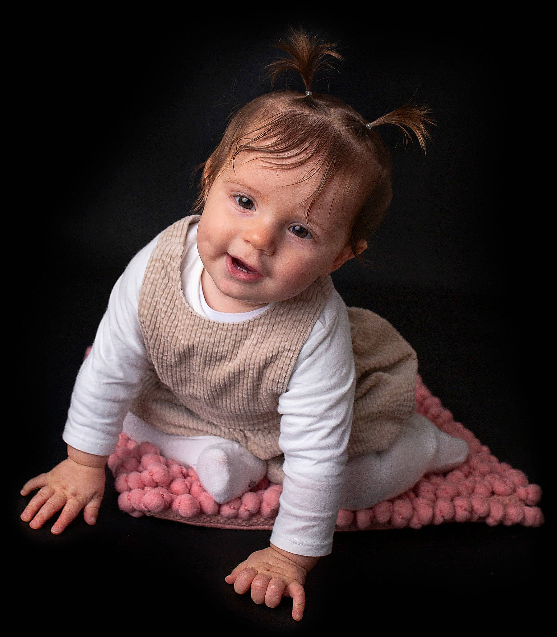 Eléana a rejoint le concours — aidez-le/la à gagner de superbes lots ! arm, baby, baby_toddler_clothing, cheek, chin, dress, eye, face, finger, flash_photography, flooring, gesture, hair, iris, lip, nose, person, pink, skin, sleeve