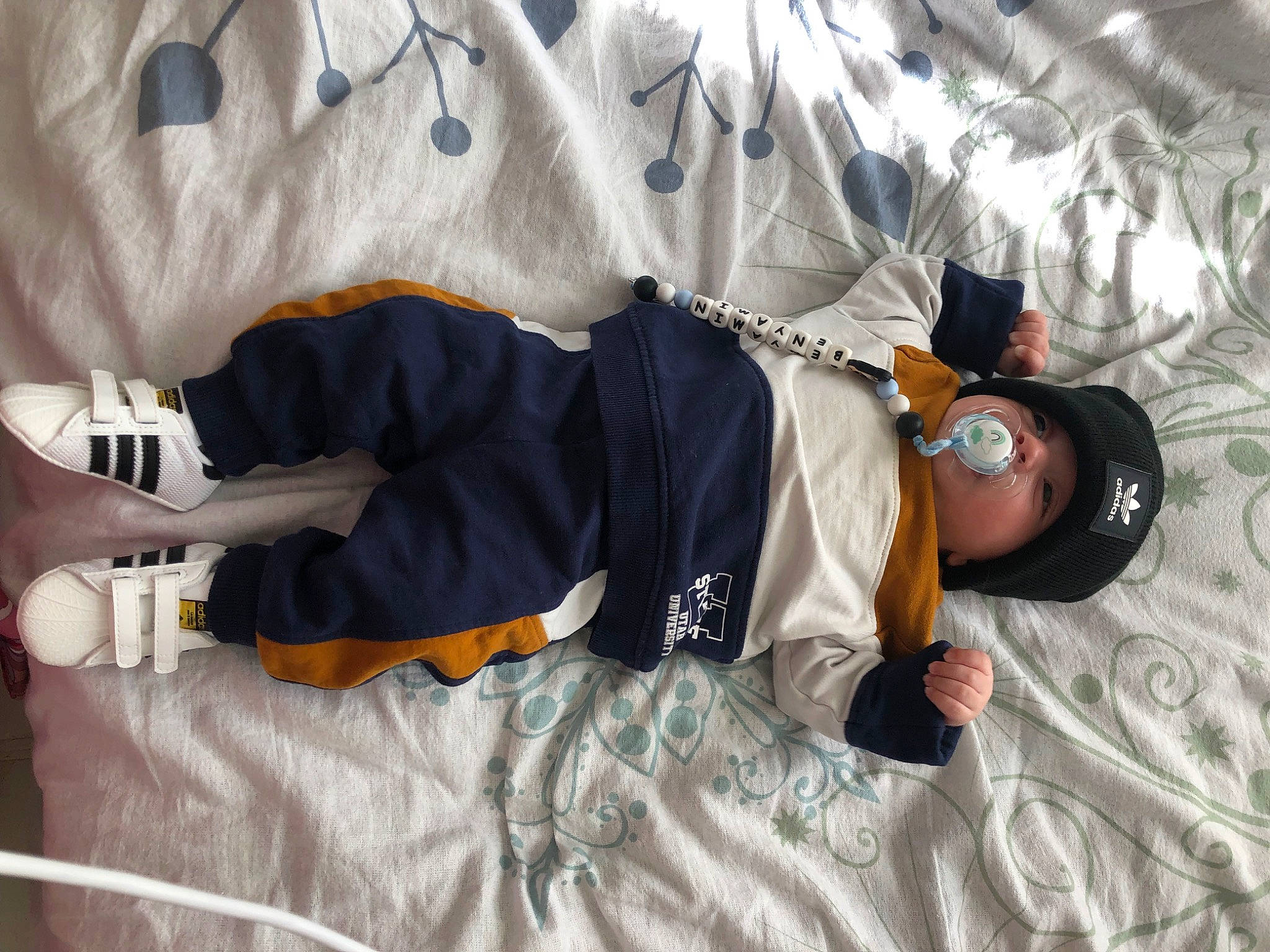 Benyamin participe au concours pour gagner de l'argent avec cette photo : baseball_cap, bed, comfort, elbow, eyewear, freezing, fun, hat, headwear, linens, microphone, pattern, person, room, sitting, sleeve, sportswear, sunglasses, t_shirt, textile