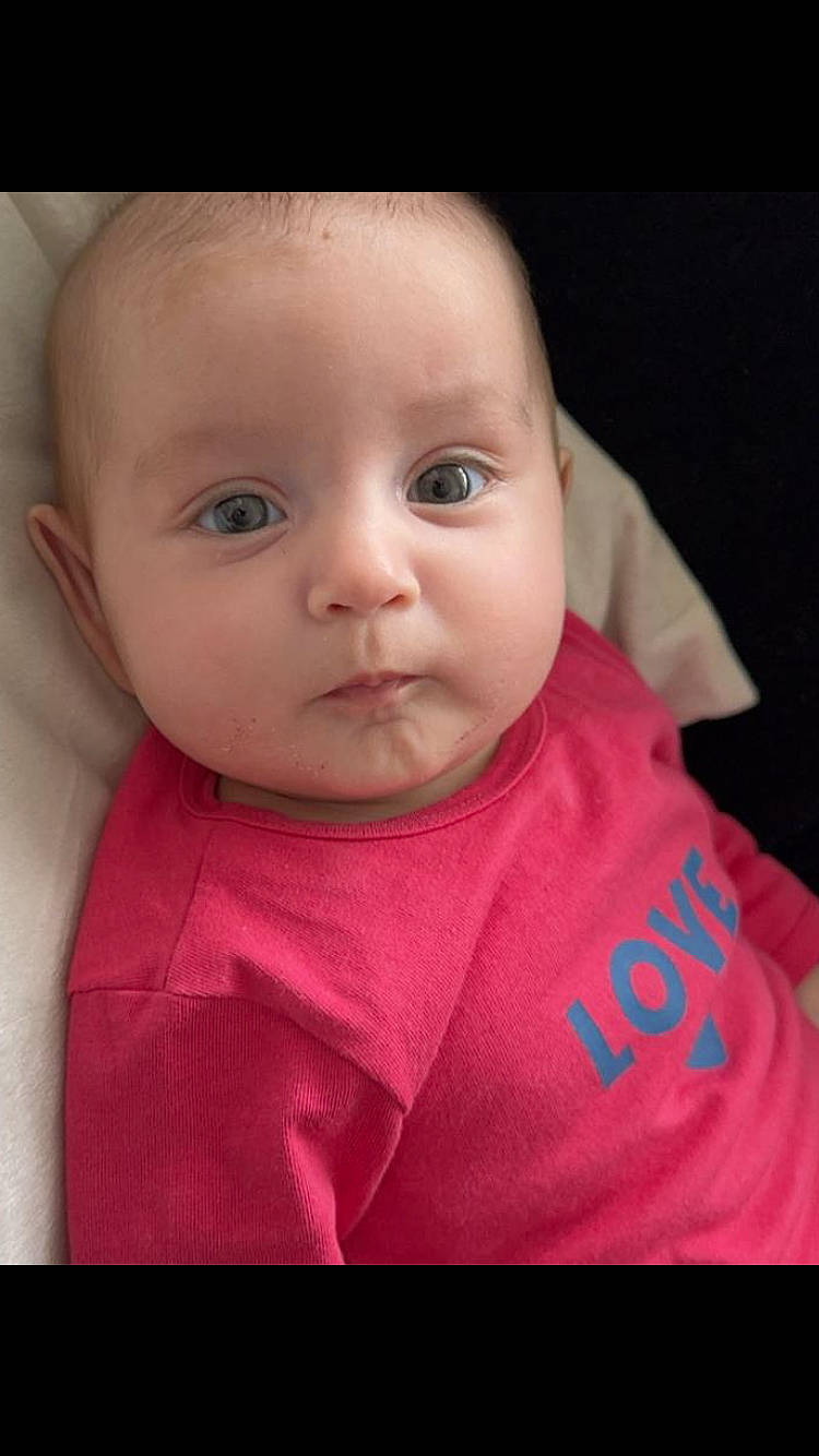 Assia participe au concours pour gagner de l'argent avec cette photo : baby, baby_toddler_clothing, cheek, child, collar, comfort, dress, eyebrow, eyelash, happy, human_body, iris, lip, magenta, nose, person, pink, skin, sleeve, t_shirt