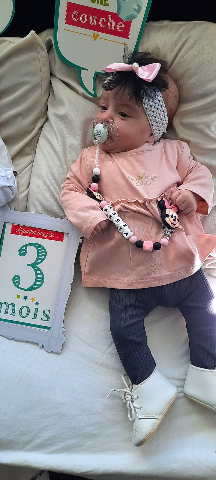 Assia participe au concours pour gagner de l'argent avec cette photo : baby, baby_products, baby_toddler_clothing, child, event, fashion_accessory, fun, jewellery, knee, logo, necklace, pattern, person, pink, recreation, sitting, sleeve, sock, t_shirt, toddler