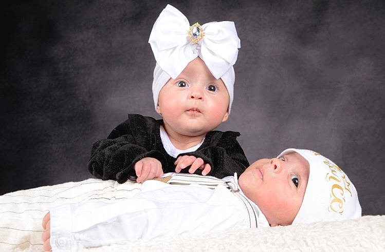 Assia participe au concours pour gagner de l'argent avec cette photo : baby, baby_toddler_clothing, cheek, child, collar, comfort, costume_hat, event, eye, face, flash_photography, grass, happy, hat, headgear, headwear, human_body, outerwear, person, skin