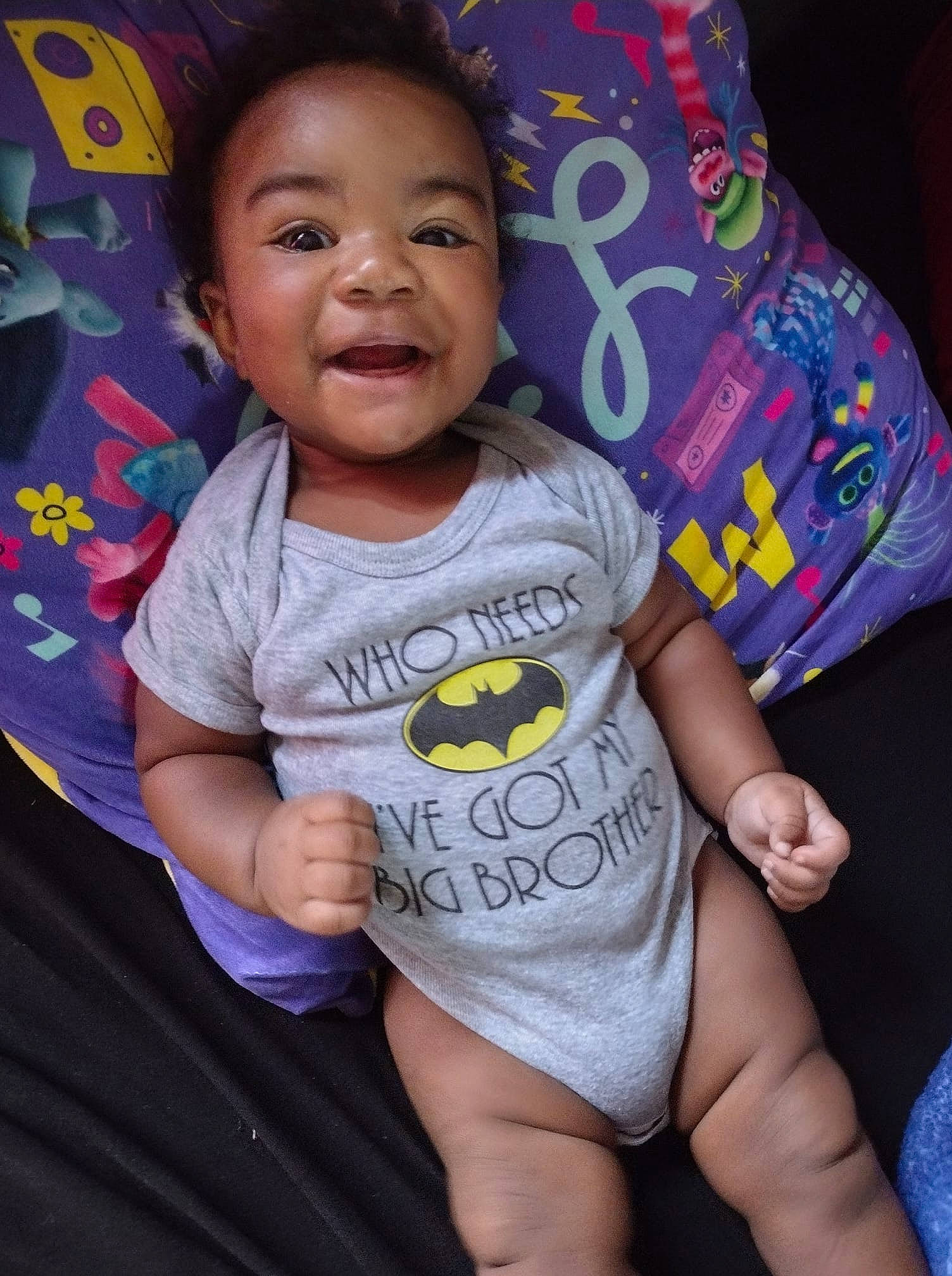 Avíon is registered to the contest to win money with this photo: baby_toddler_clothing, cheek, eye, facial_expression, finger, hair, hairstyle, happy, head, iris, mouth, neck, nose, organ, person, skin, sleeve, smile, t_shirt, textile