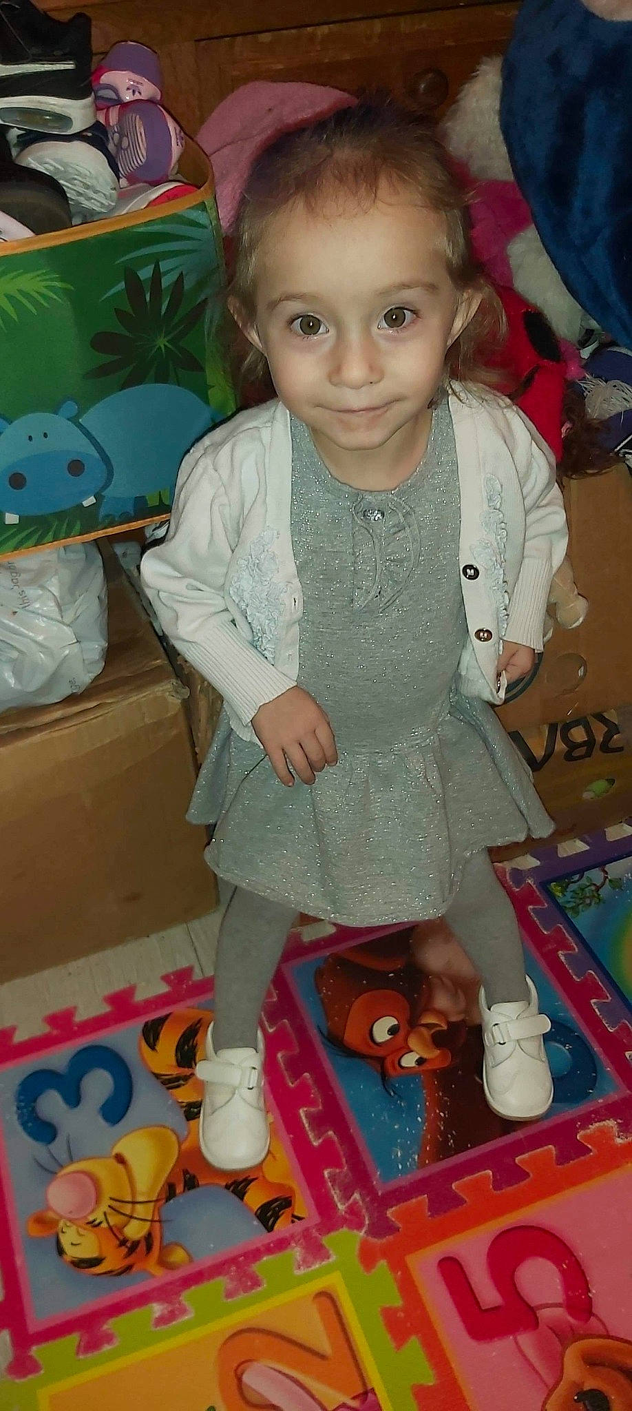 Haley participe au concours pour gagner de l'argent avec cette photo : baby, baby_toddler_clothing, blue, cheek, child, face, fun, happy, joy, organ, pattern, person, pink, room, skin, sleeve, smile, snapshot, sock, toddler