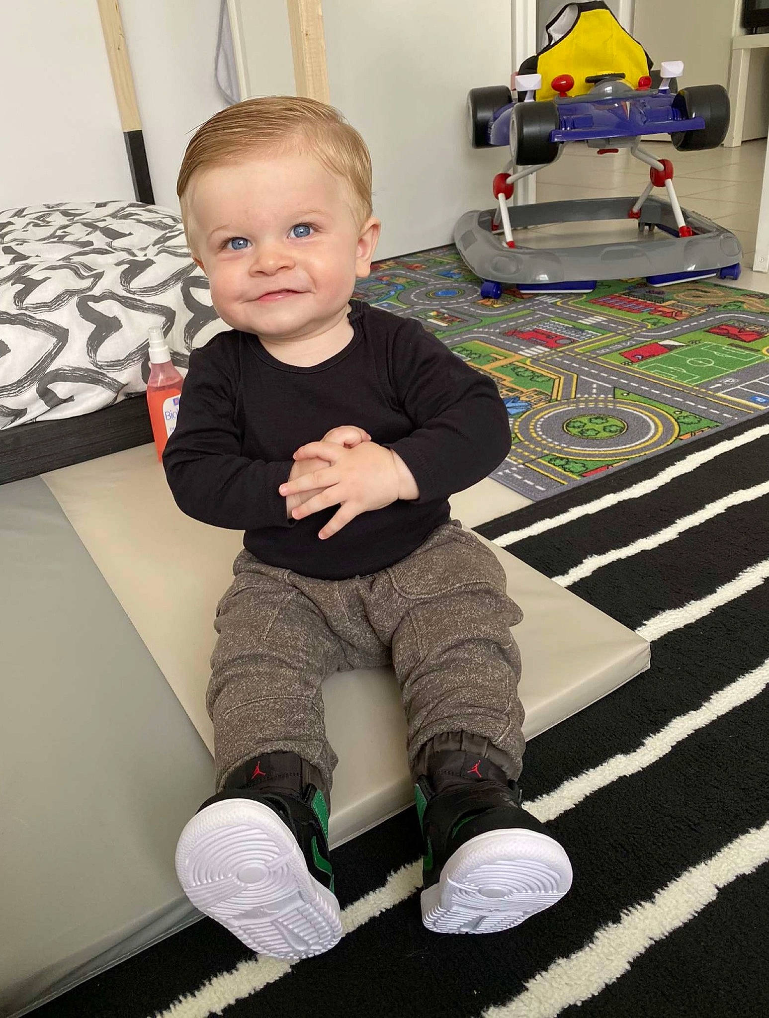 Ambrose a rejoint le concours — aidez-le/la à gagner de superbes lots ! baby_toddler_clothing, black, child, face, floor, flooring, joint, joy, knee, leg, person, product, shoe, sleeve, smile, snapshot, sneakers, sock, standing, toddler