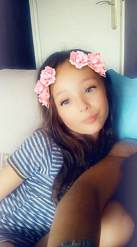 Naomi participe au concours pour gagner de l'argent avec cette photo : beauty, cheek, child, chin, eyebrow, face, forehead, hair, hair_accessory, head, headgear, headwear, lip, long_hair, mouth, nose, person, photography, pink, selfie