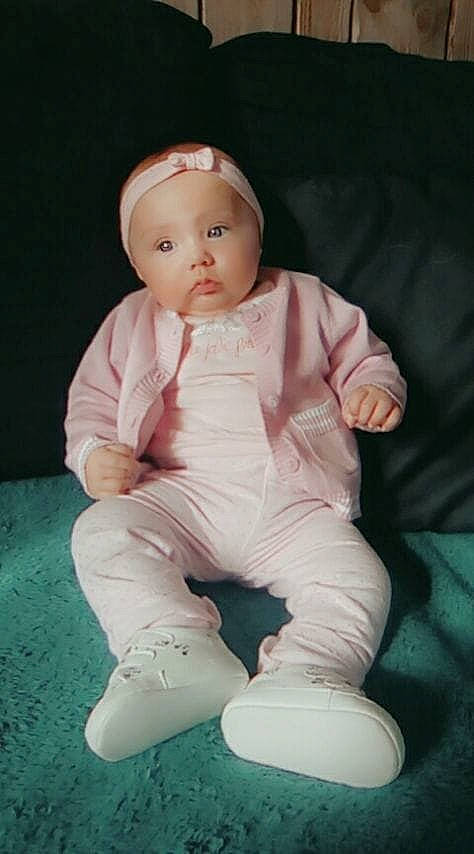 Mia a rejoint le concours — aidez-le/la à gagner de superbes lots ! baby, cheek, child, figurine, headwear, person, portrait, sitting, smile, toddler