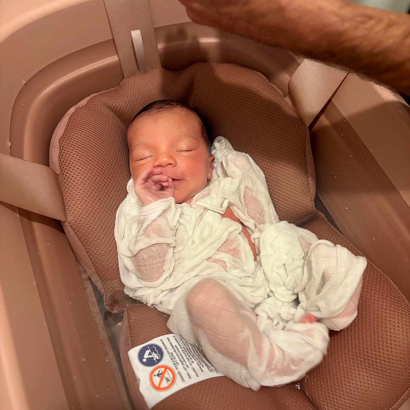Rym participe au concours pour gagner de l'argent avec cette photo : adult_hand, baby, baby_bath, baby_care, baby_seat, bath, closeup, cushion, hand, indoors, infant, newborn, newborn_clothes, parenting, peaceful, resting, skin, sleeping, soft_texture, white_clothing