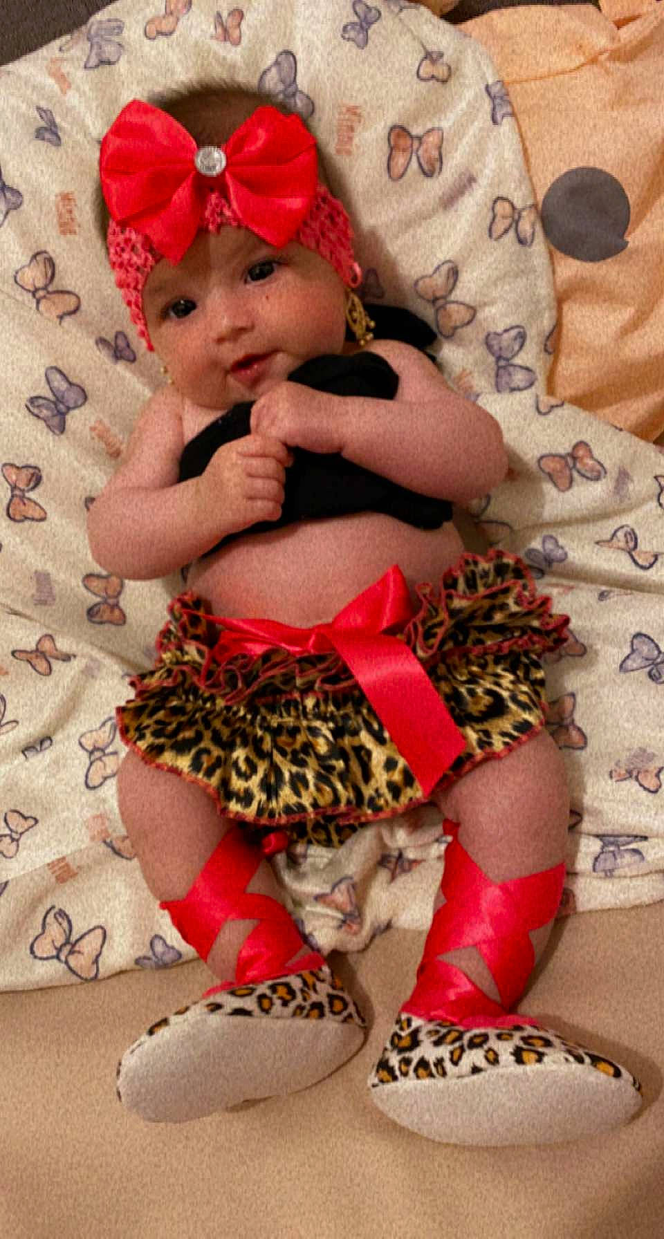 Germaine participe au concours pour gagner de l'argent avec cette photo : baby, baby_toddler_clothing, comfort, facial_expression, fawn, fictional_character, headwear, human_body, human_leg, knee, lap, magenta, mythical_creature, pattern, person, pink, skin, sock, textile, thigh