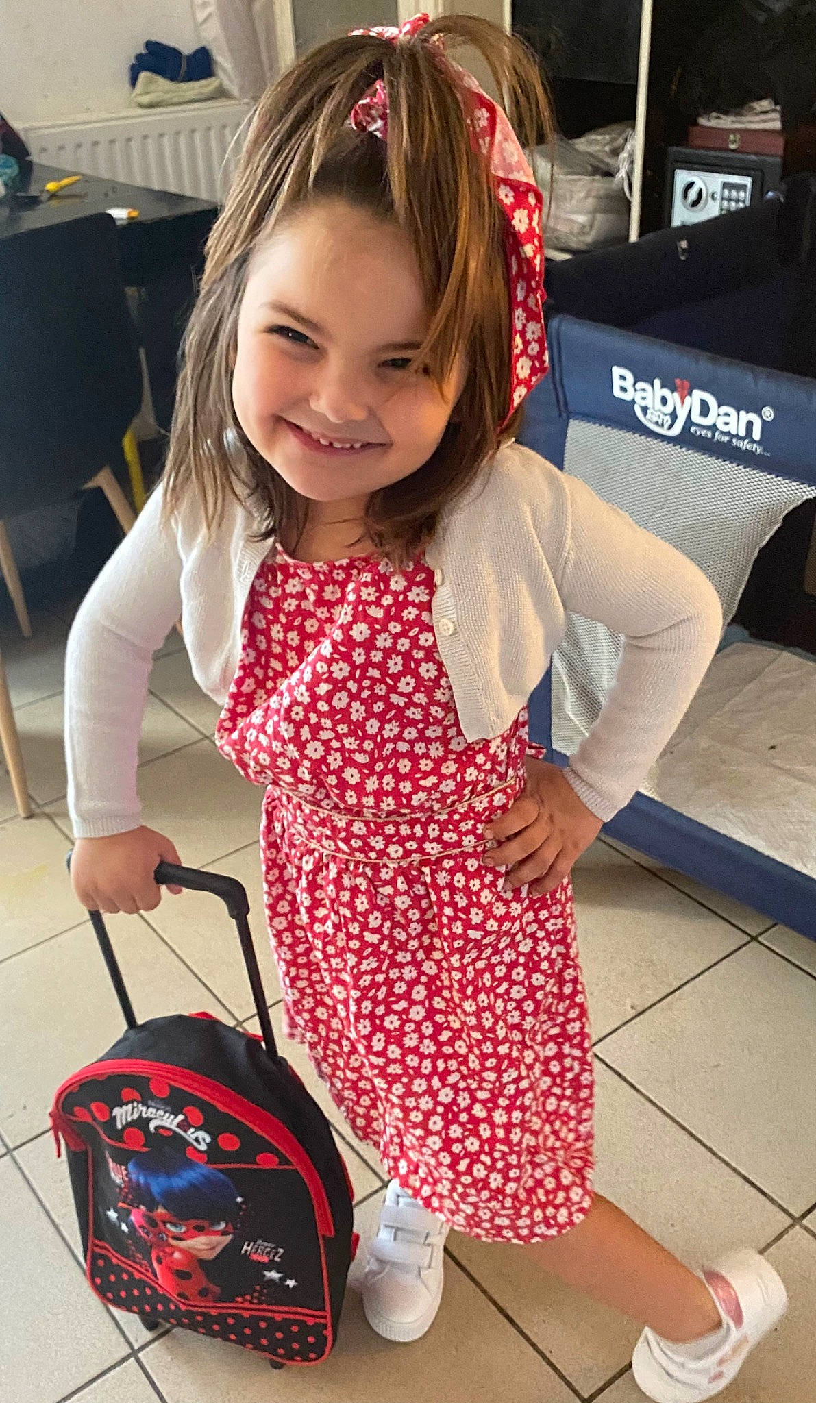 Keyleen a rejoint le concours — aidez-le/la à gagner de superbes lots ! bag, beauty, blond, chair, child, flooring, fun, hairstyle, happy, joy, luggage_and_bags, organ, pattern, person, photograph, red, sleeve, smile, snapshot, travel