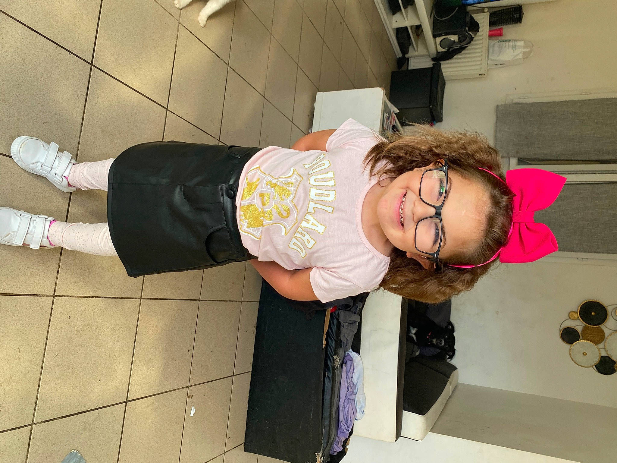 Keyleen participe au concours pour gagner de l'argent avec cette photo : eyewear, flooring, fun, happy, human_leg, joy, person, room, thigh, wrist