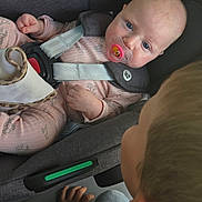 Victoria a rejoint le concours — aidez-le/la à gagner de superbes lots ! baby, toddler, car_seat, pacifier, maxi_cosi, child, infant, seatbelt, car_interior, pink_clothing, blond_hair, sibling, bonding, safety, looking, hand, face, closeup, transportation, curious