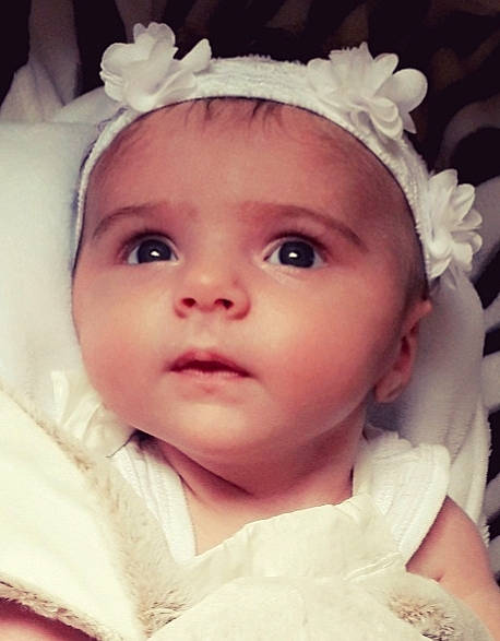 Klara participe au concours pour gagner de l'argent avec cette photo : baby, beauty, cheek, child, chin, eye, eyebrow, face, forehead, hair_accessory, head, headpiece, headwear, lip, nose, organ, person, pink, product, skin