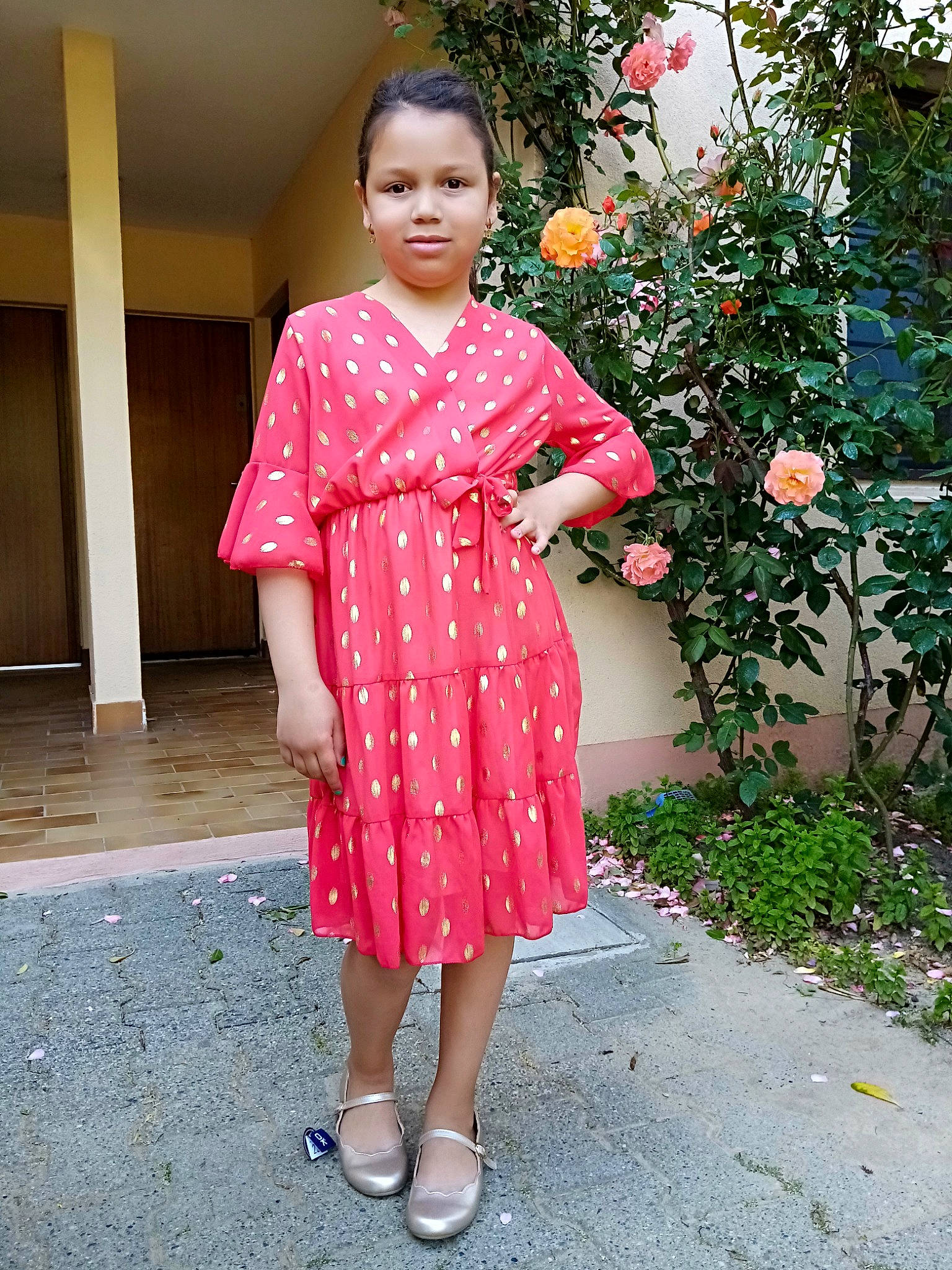 Janice participe au concours pour gagner de l'argent avec cette photo : day_dress, dress, fashion_design, flower, formal_wear, grass, hair, magenta, neck, one_piece_garment, pattern, peach, person, pink, plant, sandal, sleeve, street_fashion, tree, vintage_clothing