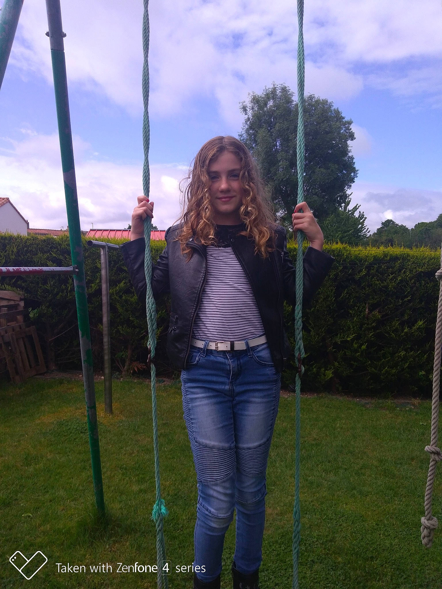 Line a rejoint le concours — aidez-le/la à gagner de superbes lots ! joy, person, plant, swing, trampolining_equipment_and_supplies, tree