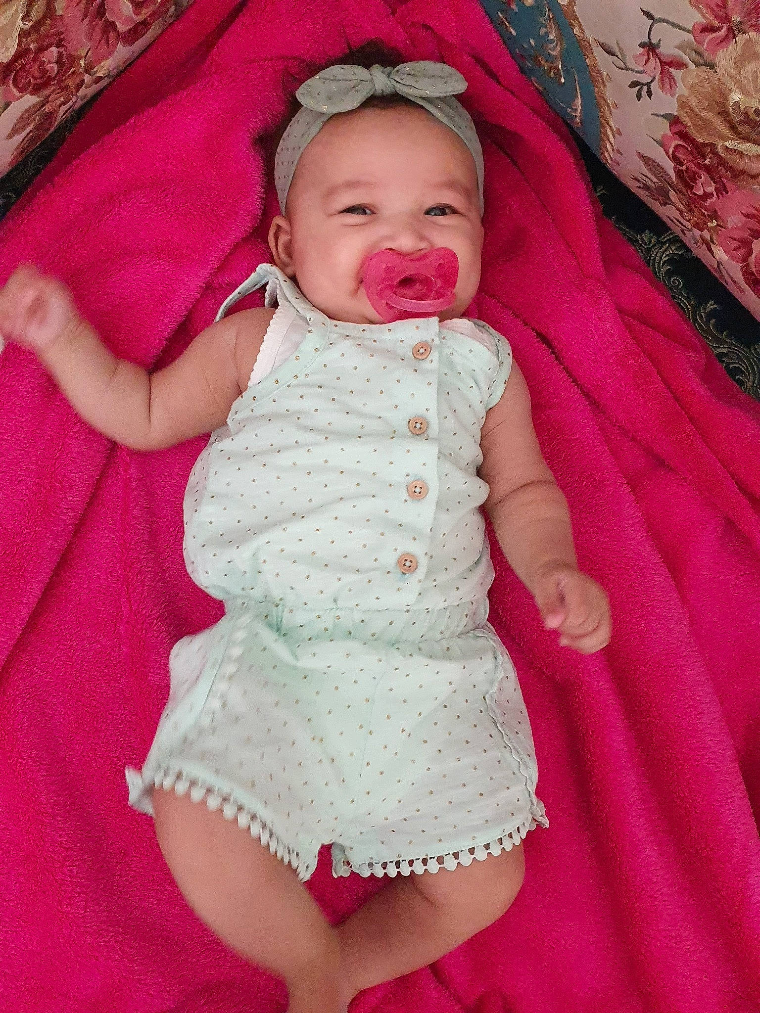 Jinene participe au concours pour gagner de l'argent avec cette photo : abdomen, baby, baby_products, baby_toddler_clothing, cheek, child, lip, magenta, mouth, person, pink, product, skin, smile, textile, toddler, trunk