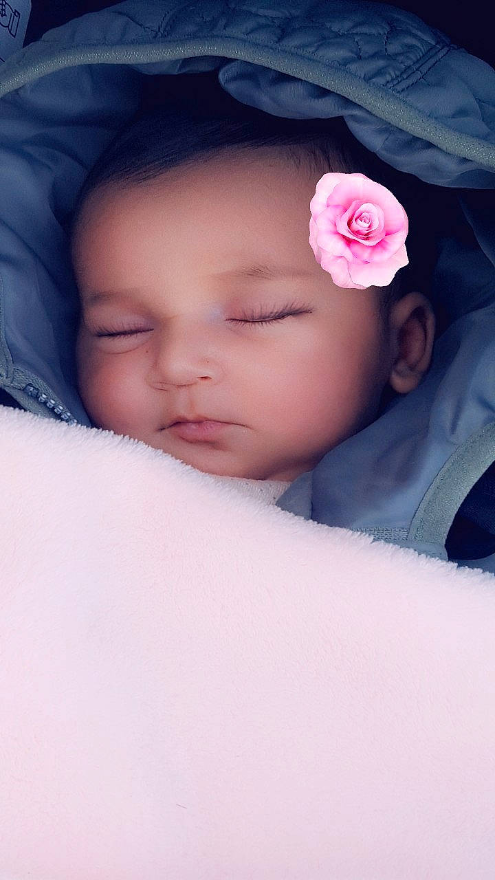 Jinene participe au concours pour gagner de l'argent avec cette photo : baby, baby_sleeping, beauty, bedtime, cheek, child, eye, face, flower, hair_accessory, head, headband, lip, nap, nose, person, photography, pink, skin, sleep