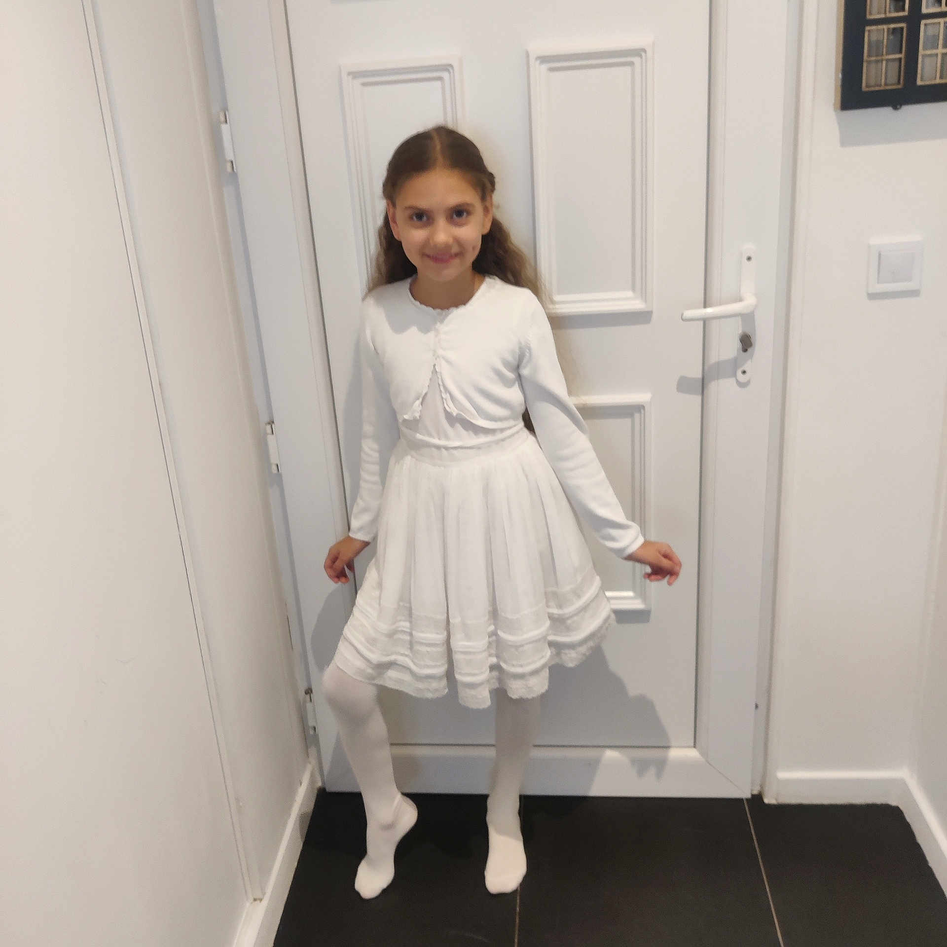 Renata a rejoint le concours — aidez-le/la à gagner de superbes lots ! child, door, fashion, floor, full_body, girl, happy, home, indoor, light, long_hair, person, portrait, pose, smile, standing, tights, wall, white_dress, young