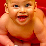 Leo participe au concours pour gagner de l'argent avec cette photo : baby, smiling, red_tub, toy, giraffe, teether, water, splashing, cute, child, happy, skin, face, hand, playful, infant, closeup, expression, sitting, indoors