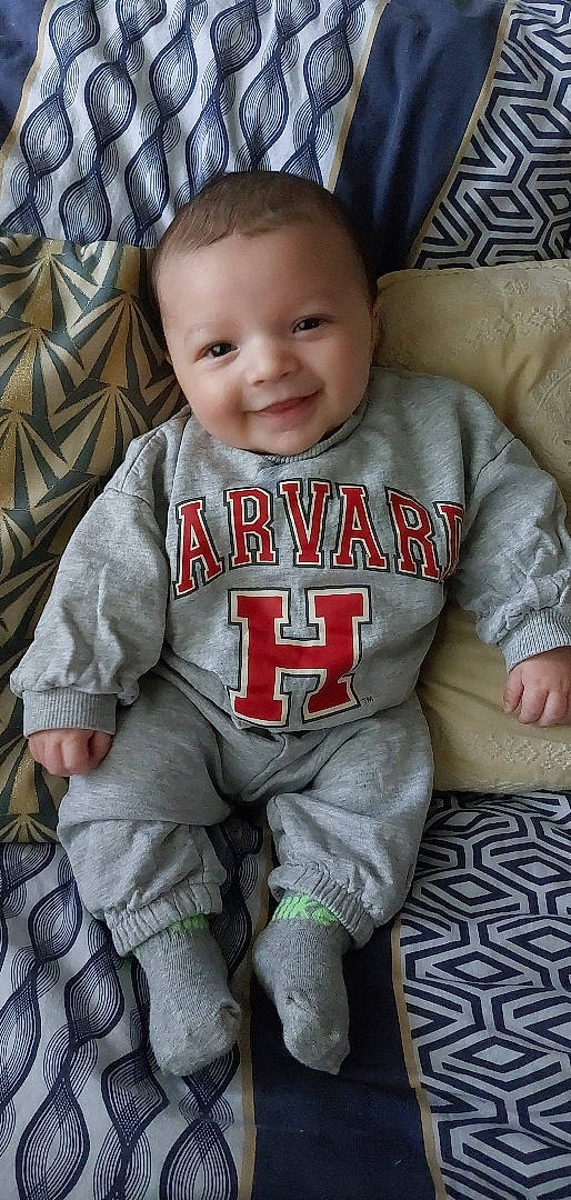 Emilio participe au concours pour gagner de l'argent avec cette photo : baby, baby_toddler_clothing, cheek, chin, comfort, eye, face, facial_expression, finger, hair, head, human_body, iris, joy, mammal, outerwear, person, product, skin, sleeve