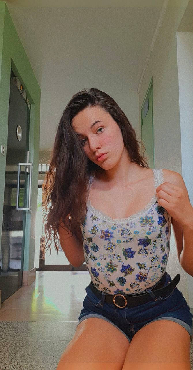 Tania a rejoint le concours — aidez-le/la à gagner de superbes lots ! abdomen, black_hair, brown_hair, clothing, leg, long_hair, person, photo_shoot, photography, selfie, stomach, thigh, trunk, waist