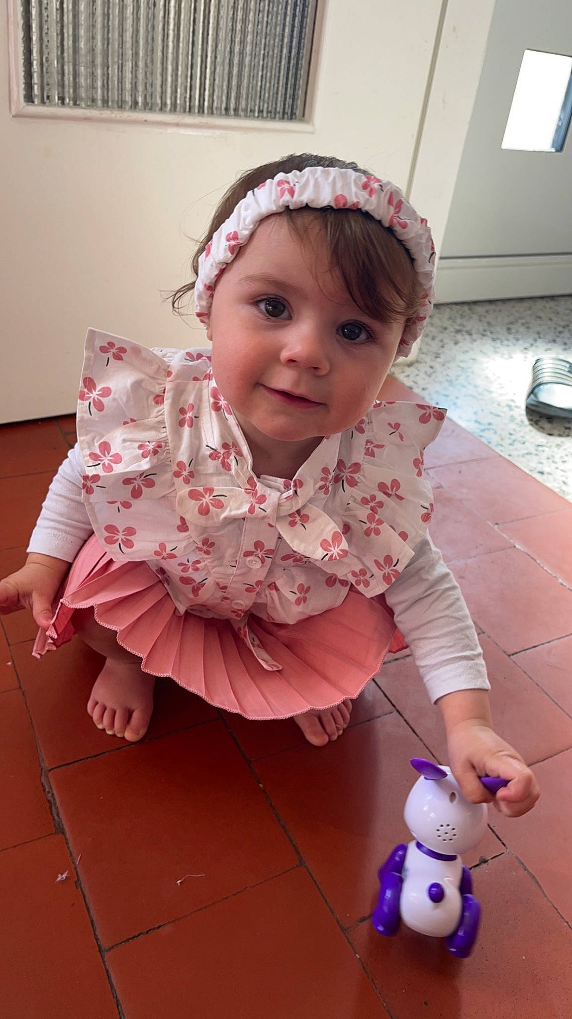 Emyli participe au concours pour gagner de l'argent avec cette photo : baby, baby_toddler_clothing, cheek, child, face, fashion_accessory, flooring, fun, happy, magenta, pattern, person, pink, purple, skin, sleeve, smile, snapshot, toddler, toy