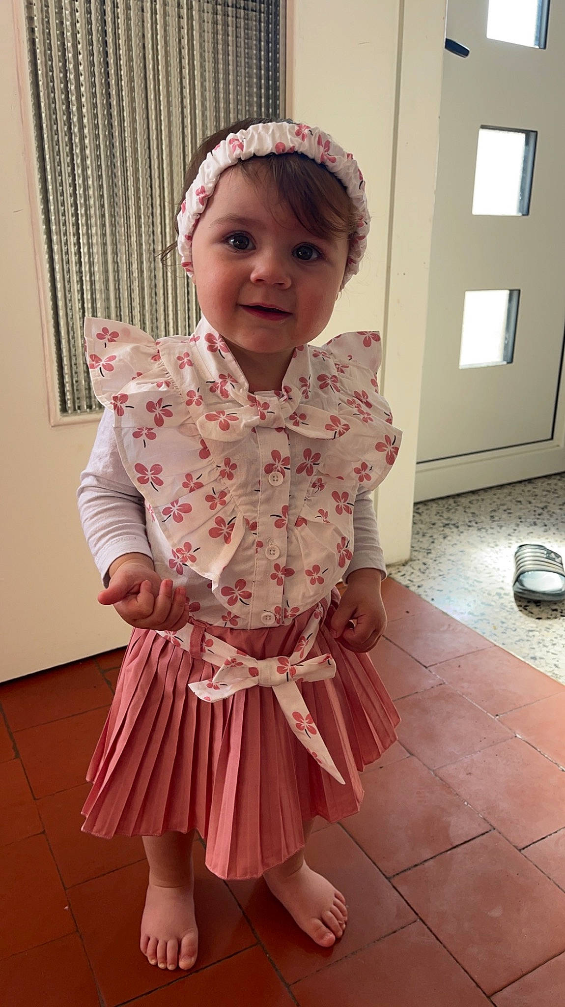 Emyli a rejoint le concours — aidez-le/la à gagner de superbes lots ! baby, baby_toddler_clothing, child, day_dress, embellishment, happy, human_leg, magenta, neck, pattern, person, pink, ruffle, skin, sleeve, smile, standing, textile, toddler, trunk