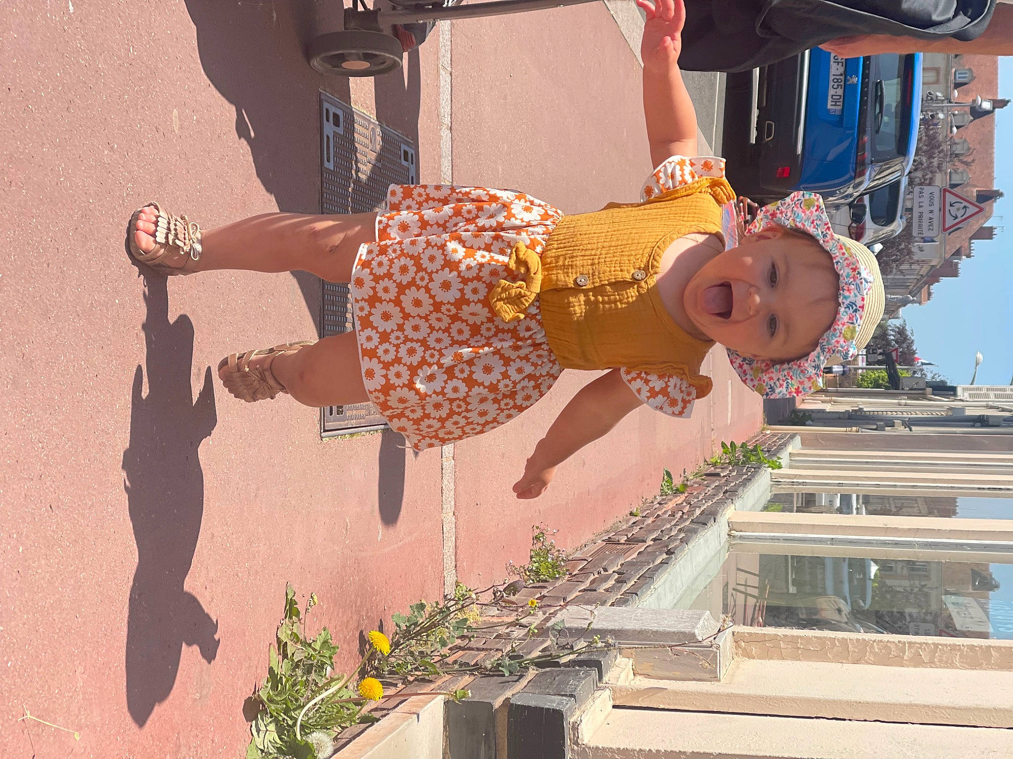 Emyli a rejoint le concours — aidez-le/la à gagner de superbes lots ! car, facade, fun, happy, headwear, human_leg, leisure, person, plant, recreation, sky, smile, snapshot, thigh, tire, toddler, vacation, waist, wheel, white