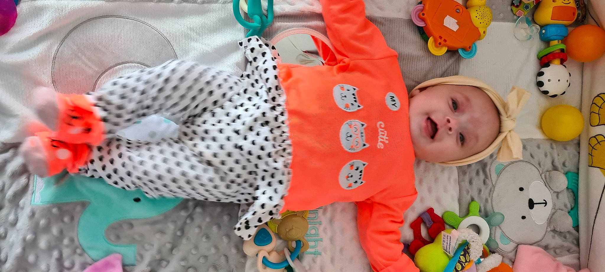 Kloé participe au concours pour gagner de l'argent avec cette photo : baby, baby_products, baby_toddler_clothing, baby_toys, child, fashion_accessory, fun, green, happy, linens, pattern, person, play, red, room, sleeve, stuffed_toy, textile, toddler, toy