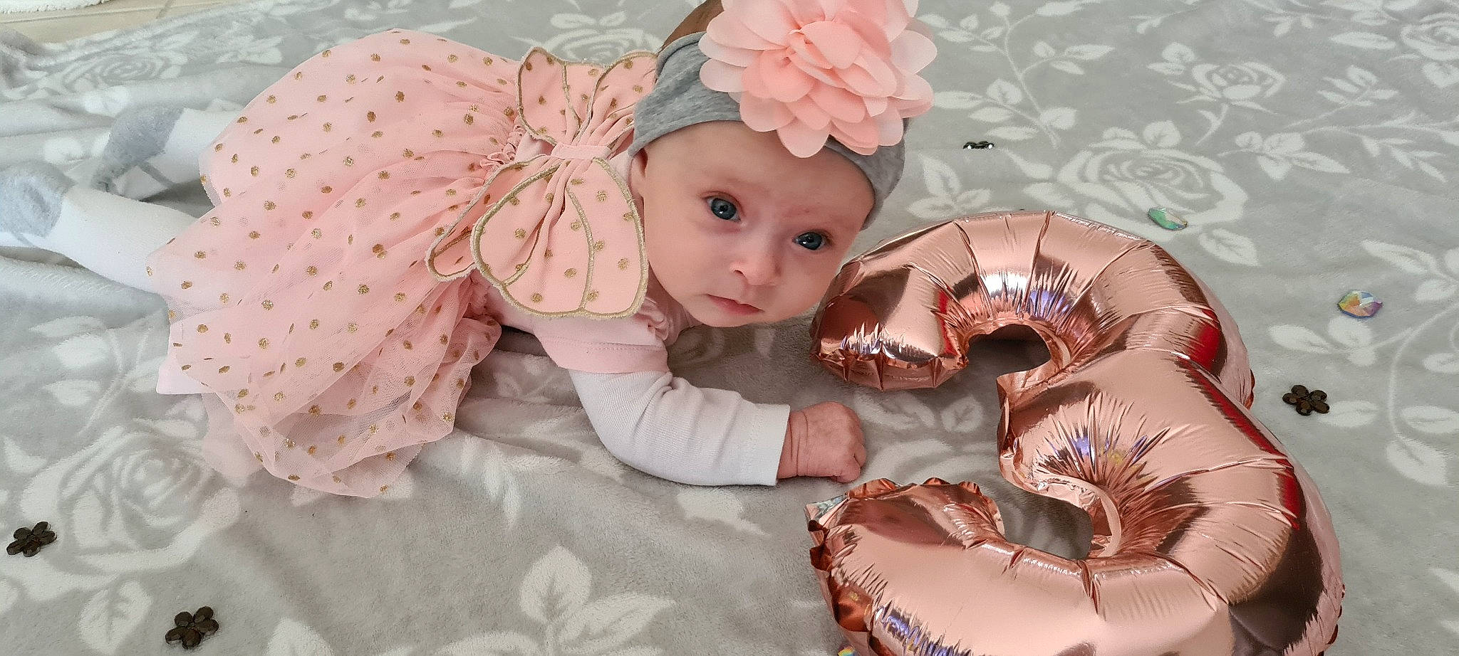 Kloé a rejoint le concours — aidez-le/la à gagner de superbes lots ! baby, baby_toddler_clothing, child, costume_hat, fashion_accessory, hair_accessory, headband, headgear, headpiece, headwear, jewellery, linens, organ, pattern, peach, person, petal, pink, skin, sleeve