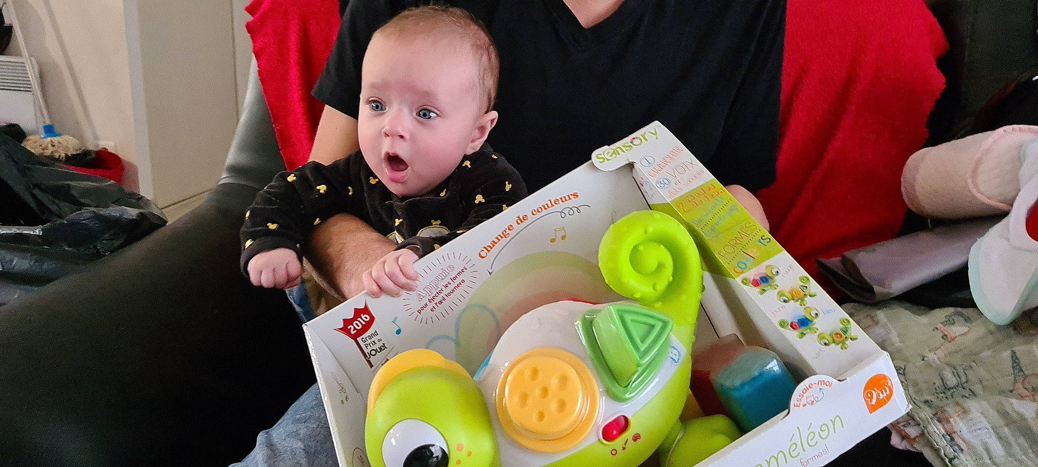 Kloé a rejoint le concours — aidez-le/la à gagner de superbes lots ! baby, baby_products, baby_toddler_clothing, baby_toys, child, event, fun, happy, party, person, play, product, room, surprise, sweetness, toddler, toy