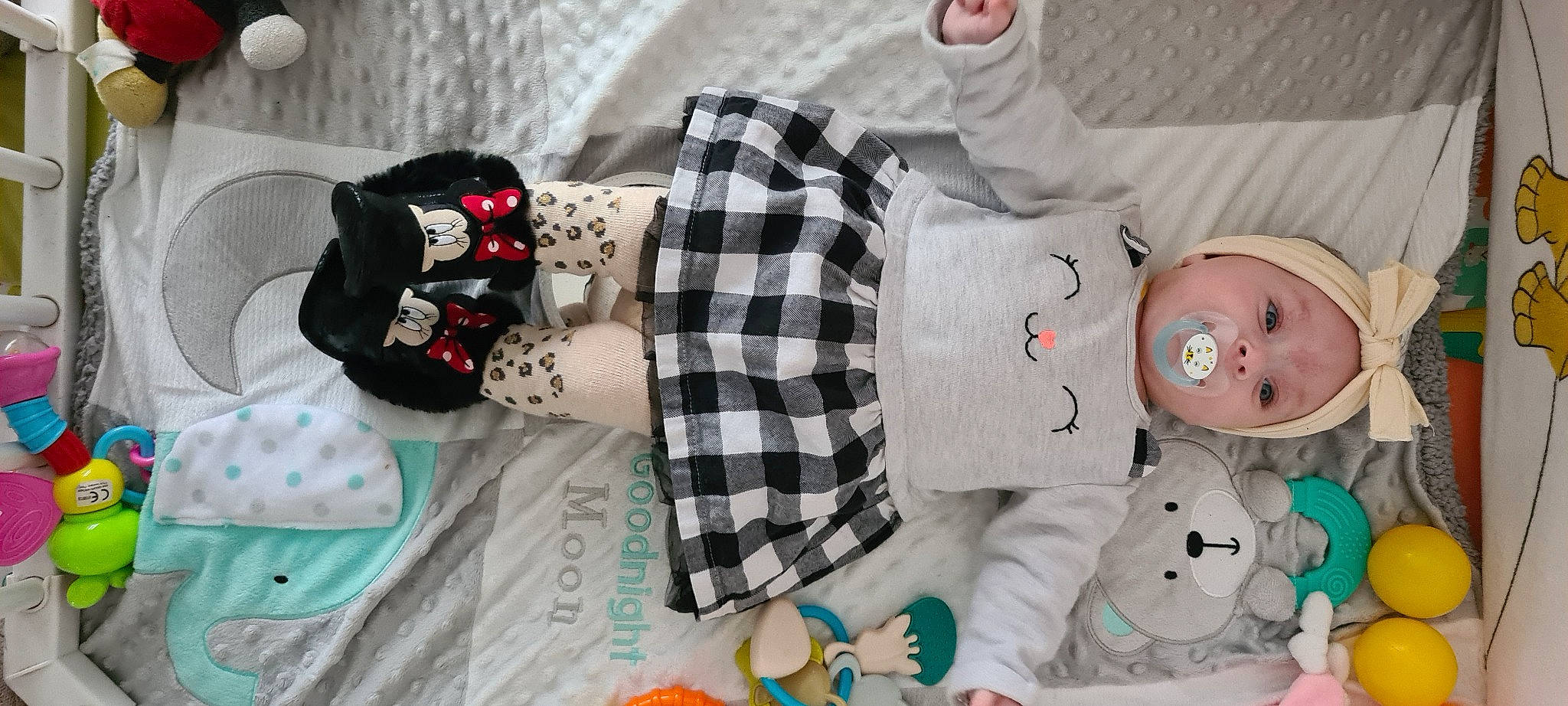 Kloé participe au concours pour gagner de l'argent avec cette photo : baby_toddler_clothing, bag, carmine, child, comfort, eyewear, fashion_accessory, headwear, linens, pattern, person, pink, plaid, plush, product, room, sleeve, stuffed_toy, tartan, thigh