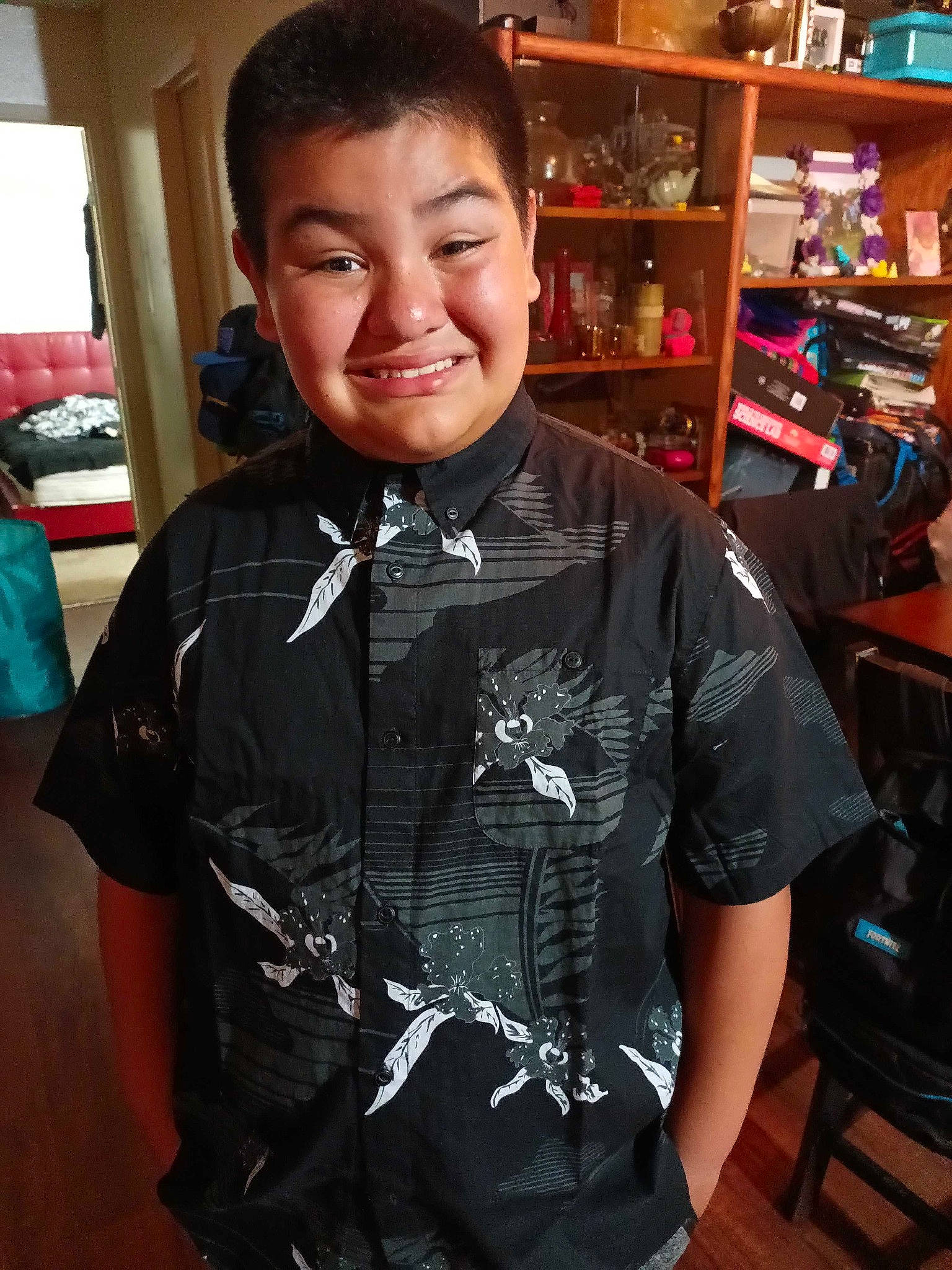 Carlos is registered to the contest to win money with this photo: bangs, bookcase, collar, cool, eyewear, fashion_accessory, fashion_design, fun, happy, jewellery, joy, necklace, person, personal_protective_equipment, selfie, shelf, shelving, sleeve, smile, sportswear