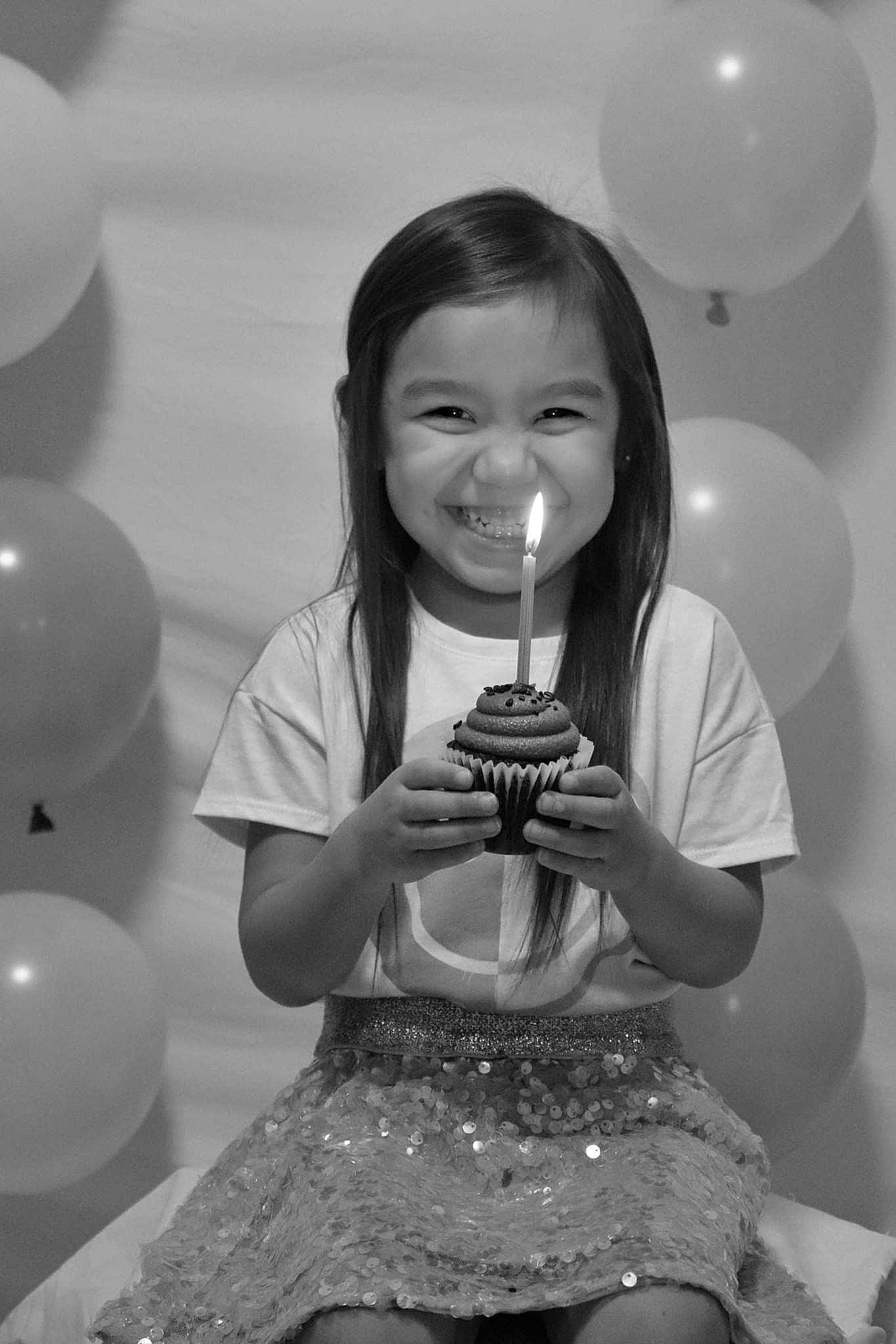Marissa is registered to the contest to win money with this photo: arm, balloon, black, black_and_white, facial_expression, fashion, flash_photography, gesture, hairstyle, happy, head, human, human_body, joy, light, organ, person, photograph, smile, standing