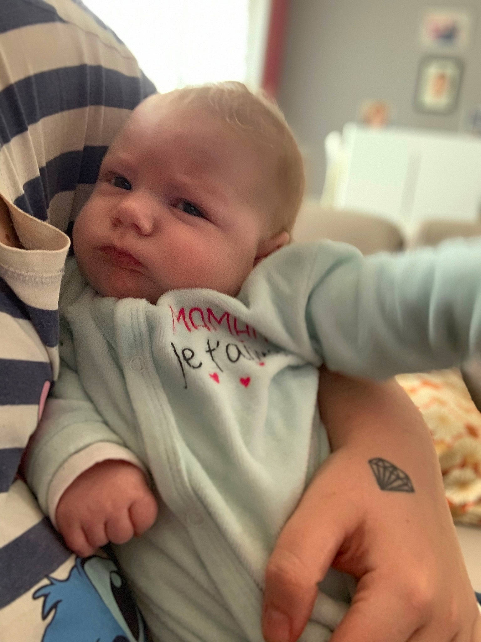 Ilyana a rejoint le concours — aidez-le/la à gagner de superbes lots ! arm, baby, baby_toddler_clothing, cheek, chin, comfort, eye, eyebrow, face, facial_expression, finger, gesture, hairstyle, head, human, mouth, nose, person, skin, sleeve