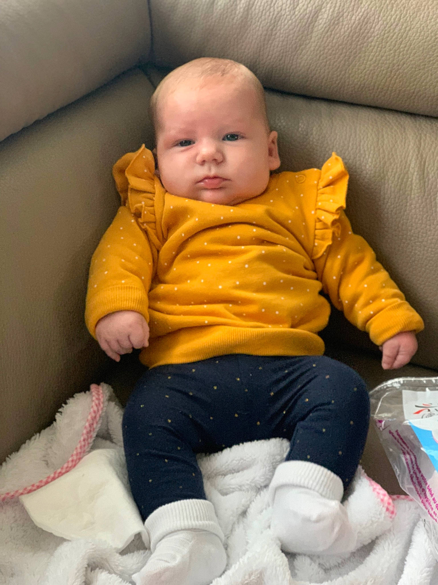 Ilyana a rejoint le concours — aidez-le/la à gagner de superbes lots ! arm, baby, baby_products, baby_toddler_clothing, cheek, child, comfort, face, flooring, human_body, lap, linens, orange, person, sitting, skin, sleeve, sock, textile, toddler