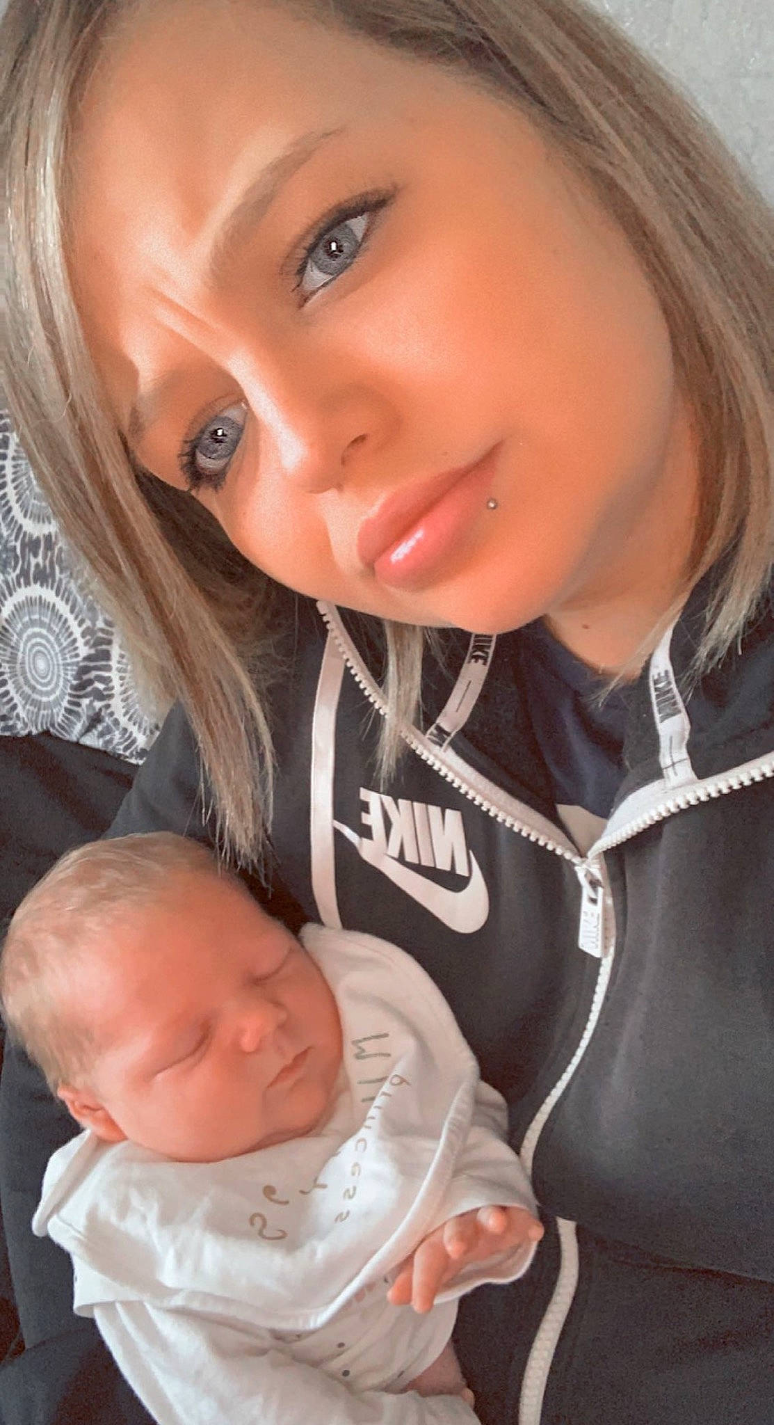 Ilyana a rejoint le concours — aidez-le/la à gagner de superbes lots ! cheek, chin, comfort, ear, eye, eyebrow, eyelash, face, facial_expression, forehead, gesture, hairstyle, iris, lip, mouth, nose, organ, person, skin, smile