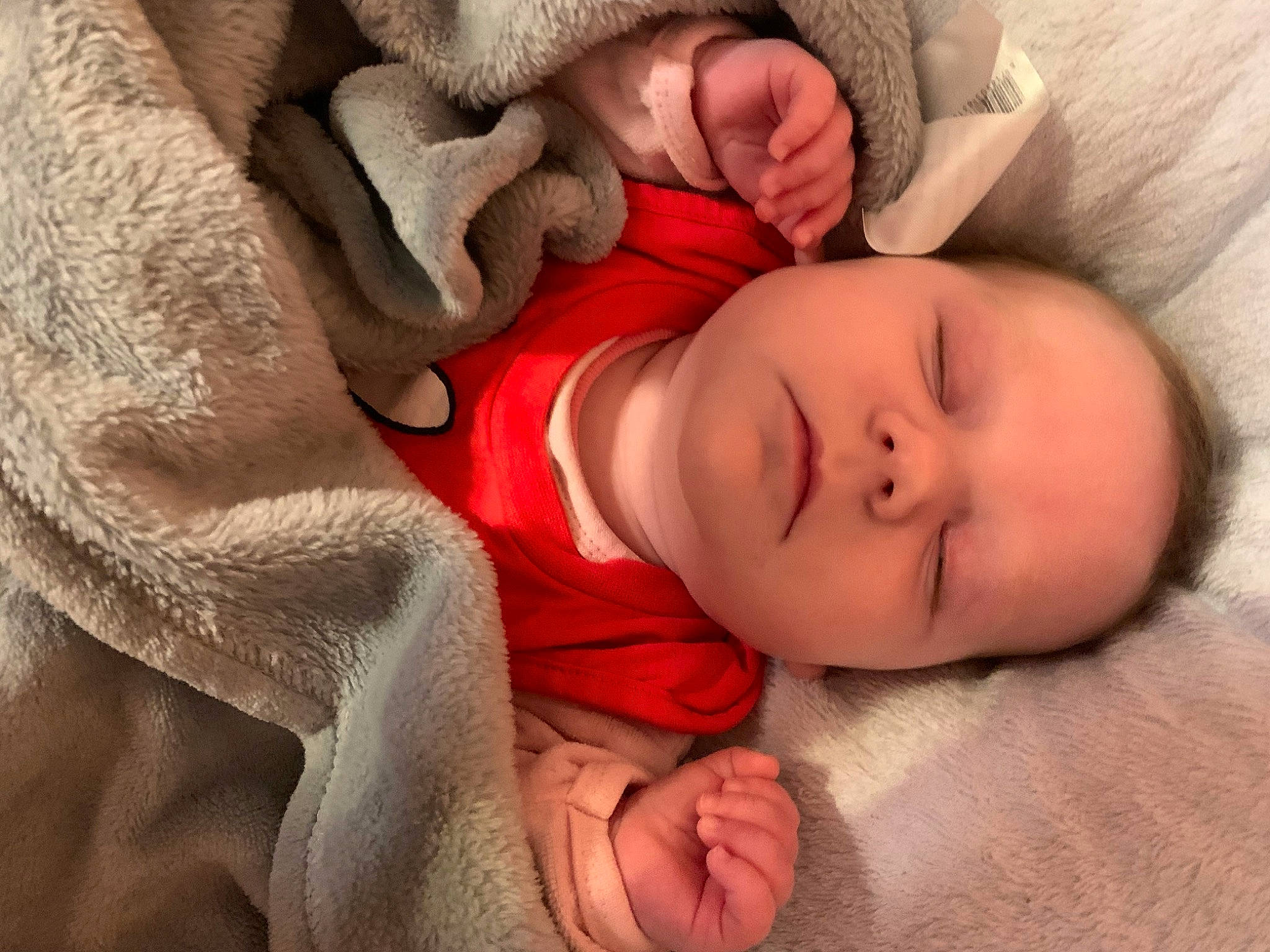 Ilyana participe au concours pour gagner de l'argent avec cette photo : baby, baby_products, baby_sleeping, baby_toddler_clothing, cheek, child, comfort, facial_expression, finger, gesture, head, human_body, iris, linens, lip, mouth, nose, person, skin, sleeve