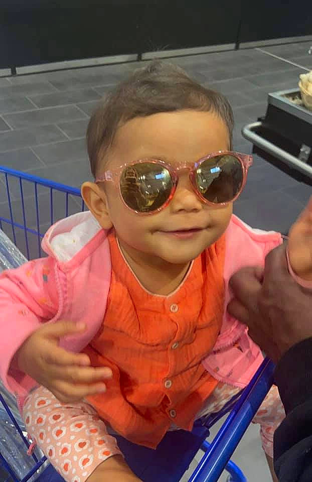 Nila participe au concours pour gagner de l'argent avec cette photo : cheek, chin, cool, eyebrow, eyewear, finger, fun, gesture, glasses, goggles, hairstyle, happy, lip, mouth, nose, person, skin, smile, sunglasses, toddler