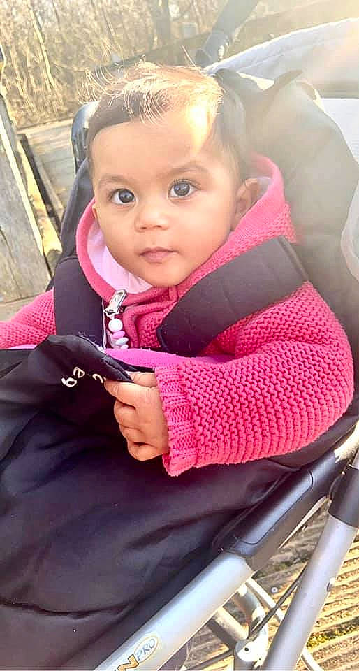 Nila participe au concours pour gagner de l'argent avec cette photo : arm, baby_carriage, baby_toddler_clothing, car_seat, chair, cheek, child, comfort, eye, eyelash, face, hair, hand, happy, head, lip, outerwear, person, pink, skin