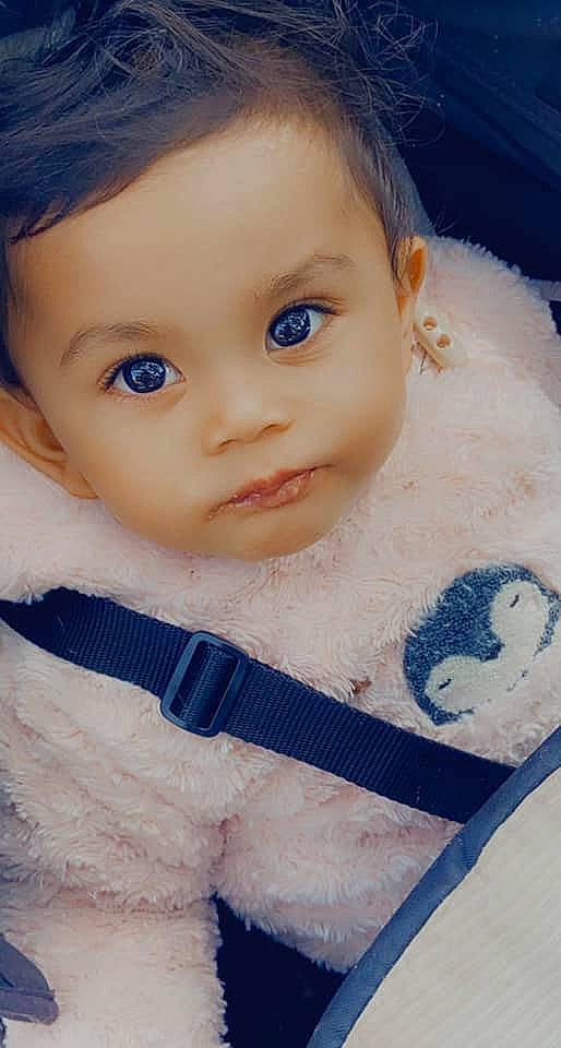 Nila a rejoint le concours — aidez-le/la à gagner de superbes lots ! baby, baby_toddler_clothing, brown_hair, cheek, child, chin, doll, electric_blue, eyelash, human_body, iris, lip, mouth, neck, nose, person, skin, textile, toddler, toy