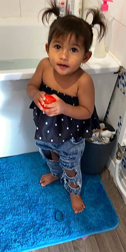 Ambre a rejoint le concours — aidez-le/la à gagner de superbes lots ! arm, baby, cheek, child, leg, person, play, shoulder, sitting, skin, toddler