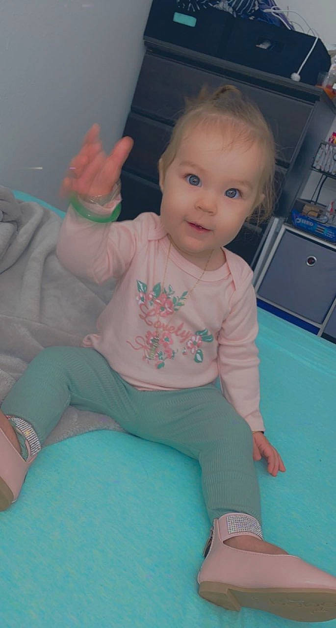 Kuuhiana is registered to the contest to win money with this photo: arm, cheek, finger, gesture, head, human_body, iris, jeans, joint, knee, leg, mouth, neck, person, pink, shoulder, skin, smile, standing, thigh