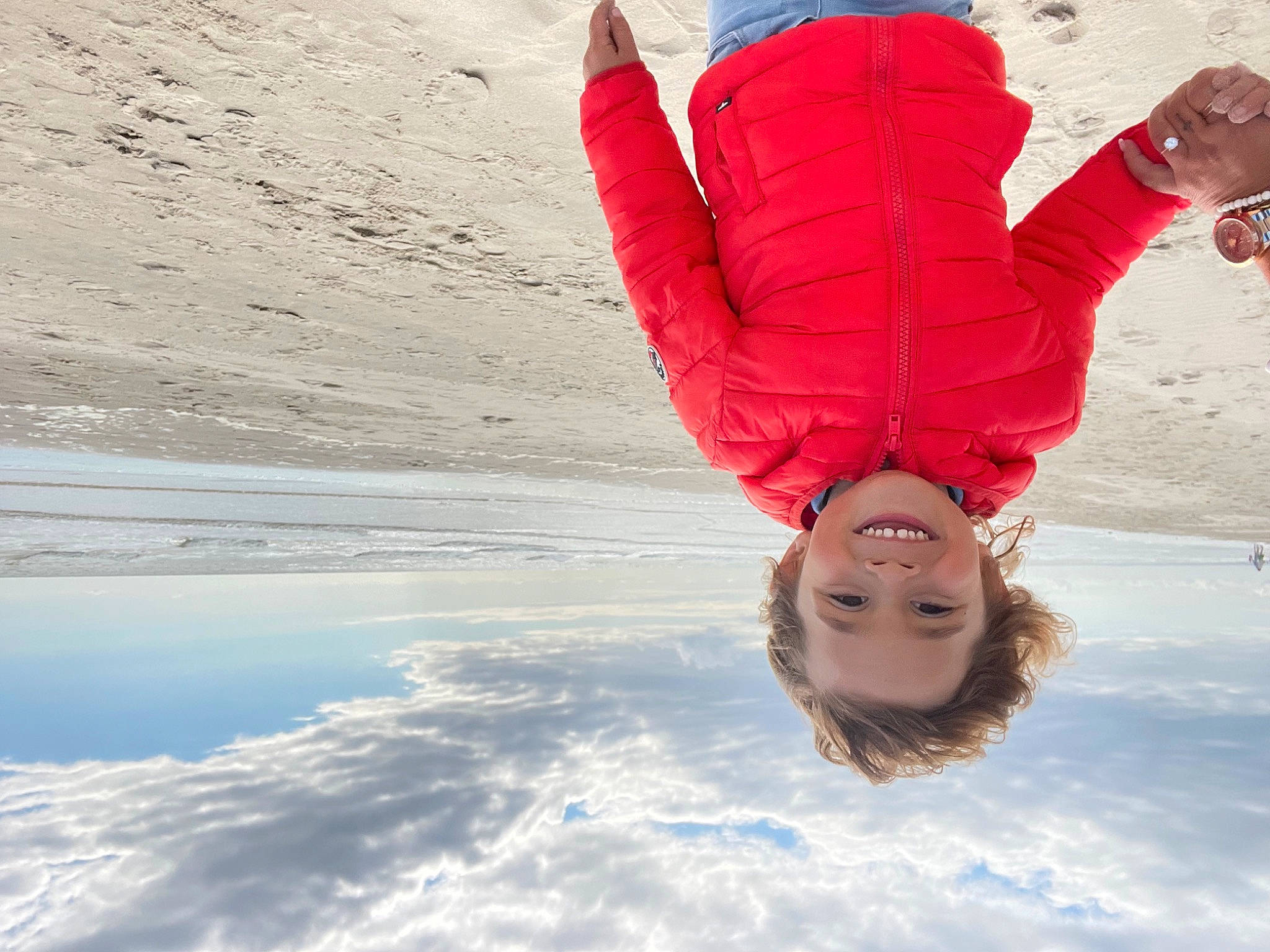 Gabryel a rejoint le concours — aidez-le/la à gagner de superbes lots ! adventure, beach, body_of_water, cloud, freezing, fun, gesture, glove, happy, head, joy, lake, leisure, people_in_nature, person, recreation, sky, smile, travel, tree
