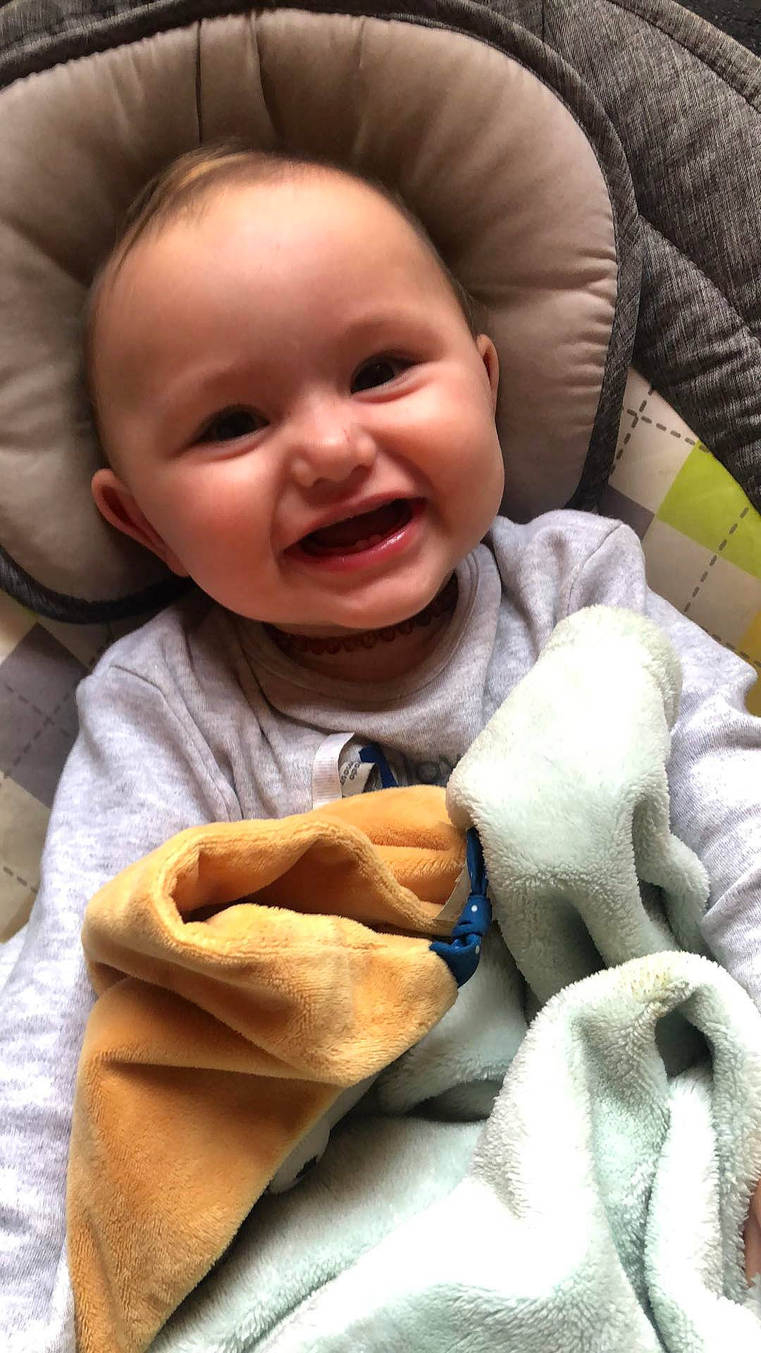 Sauveur a rejoint le concours — aidez-le/la à gagner de superbes lots ! baby, baby_laughing, baby_toddler_clothing, cheek, child, comfort, finger, gesture, happy, joy, linens, lip, mammal, mouth, nose, person, product, skin, smile, textile