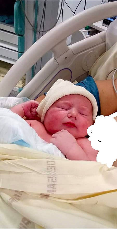 Sauveur a rejoint le concours — aidez-le/la à gagner de superbes lots ! baby, baby_products, baby_safety, baby_sleeping, baby_toddler_clothing, bed, bedding, bedtime, cheek, child, comfort, headwear, infant_bed, linens, mammal, nap, person, room, skin, textile