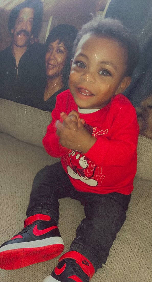 Emir is registered to the contest to win money with this photo: black_hair, cool, face, facial_expression, fun, gesture, hair, hairstyle, happy, head, joint, joy, knee, leg, lip, organ, people, person, skin, sleeve